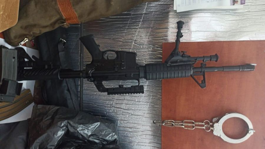 ضبط بندقية M-16 وإلقاء القبض على شابين في دبورية
